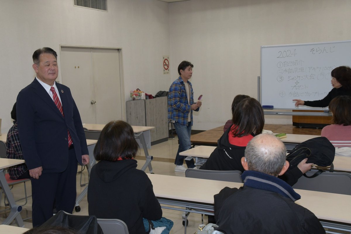 手話の勉強会に参加する人たち