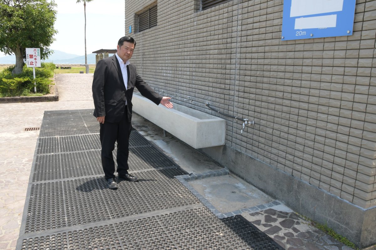 海水浴場に整備された足洗い場を示す柳田光芳議員