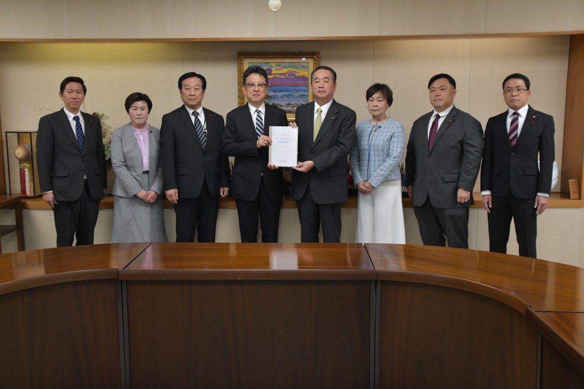 熊本市に予算要望を提出する公明党熊本市議団の議員たち