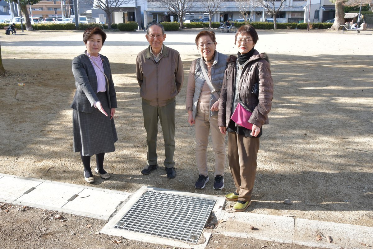 公園に設けられた排水用のグレーチングを示す高瀬千鶴子議員