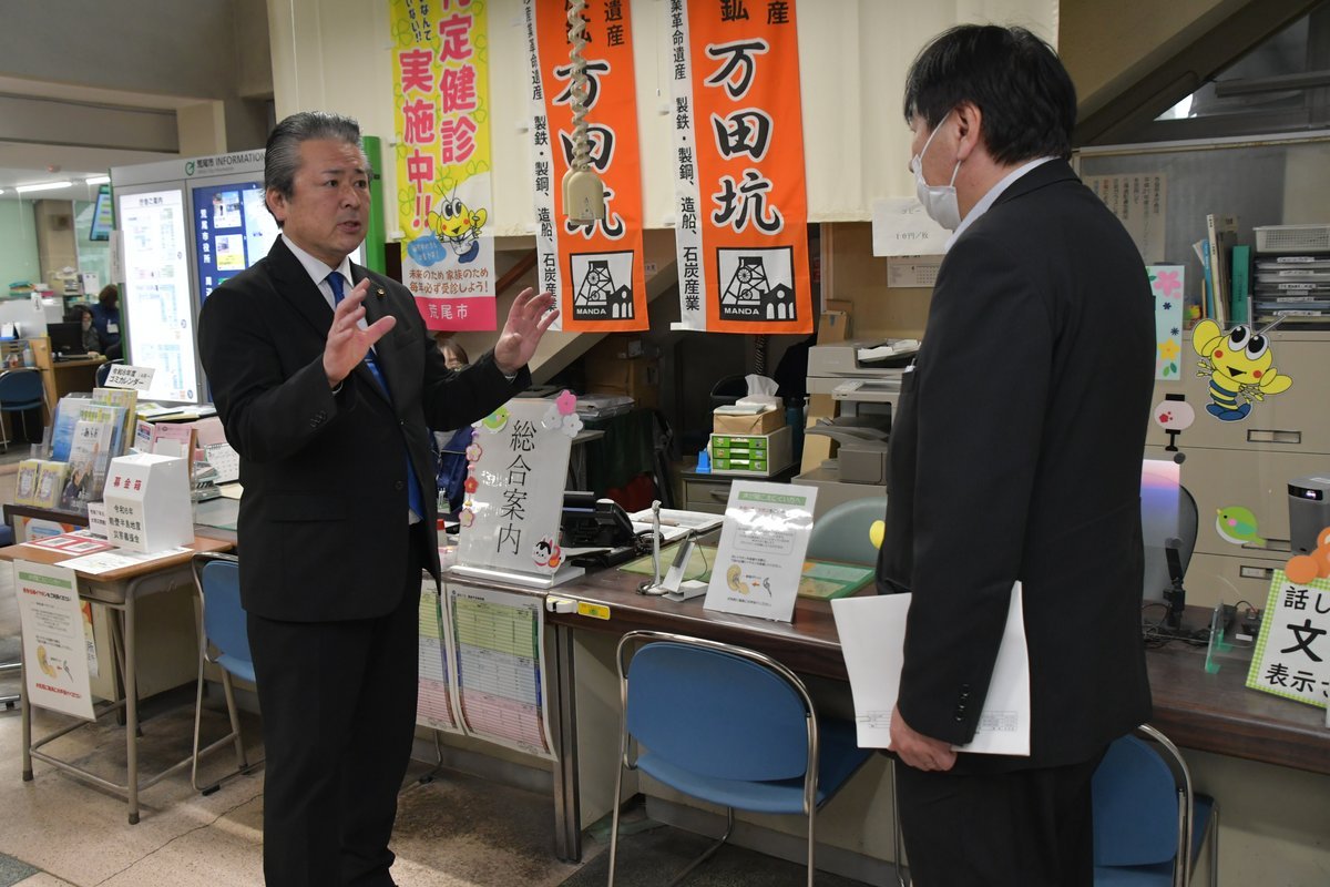 窓口に配備された軟骨伝導イヤホンを確かめる元山孝雄議員