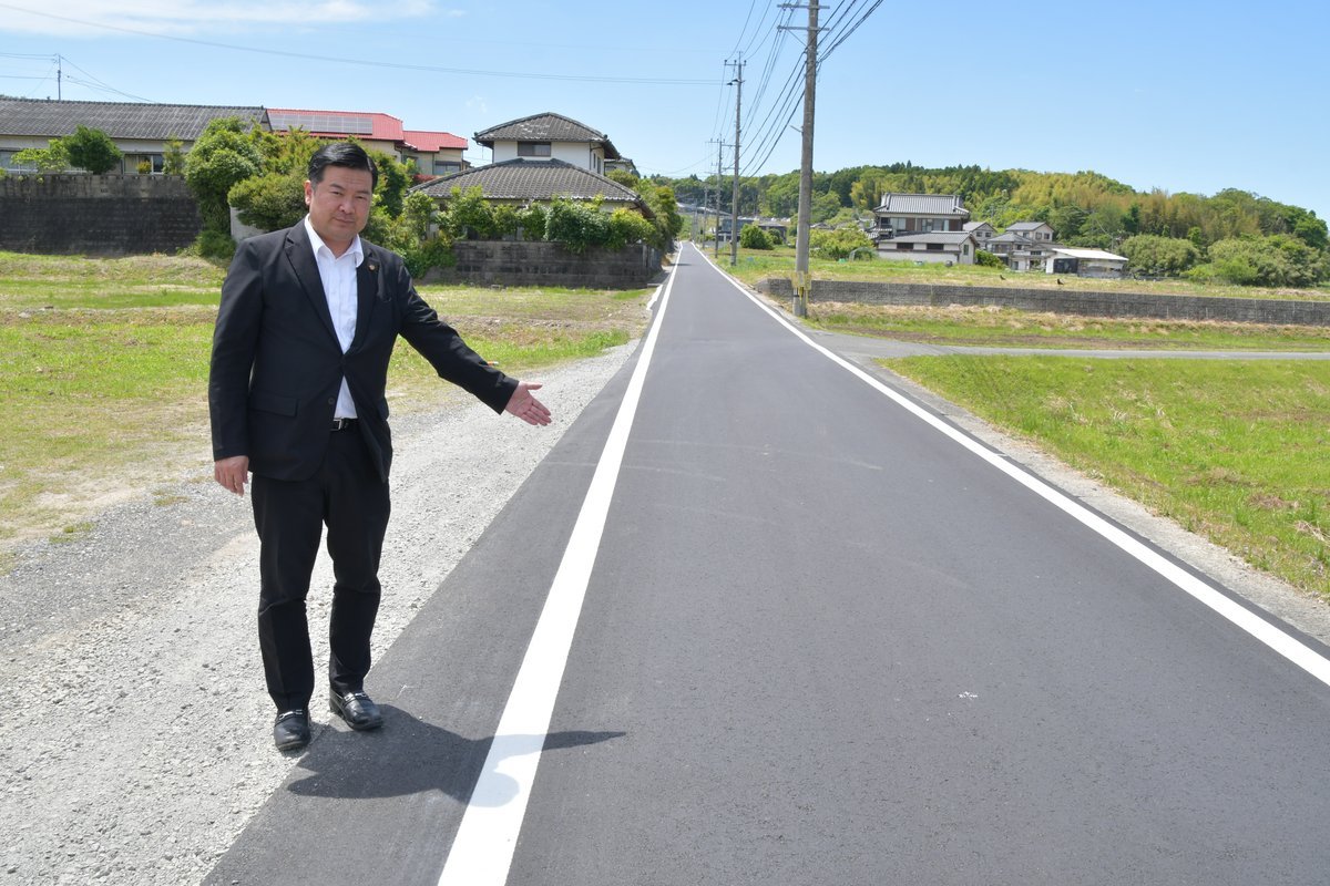 改修された通学路を示す柳田光芳議員