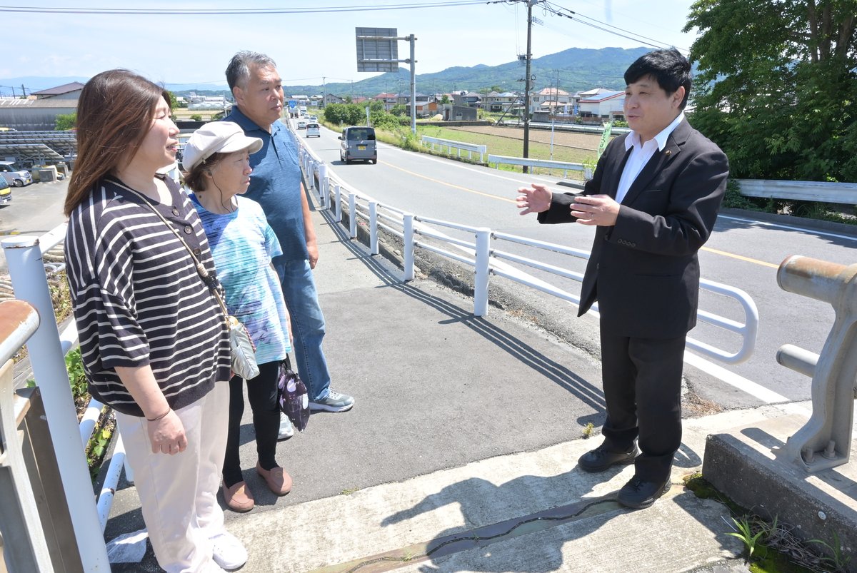 改修された道路を訪れる中野洋一議員