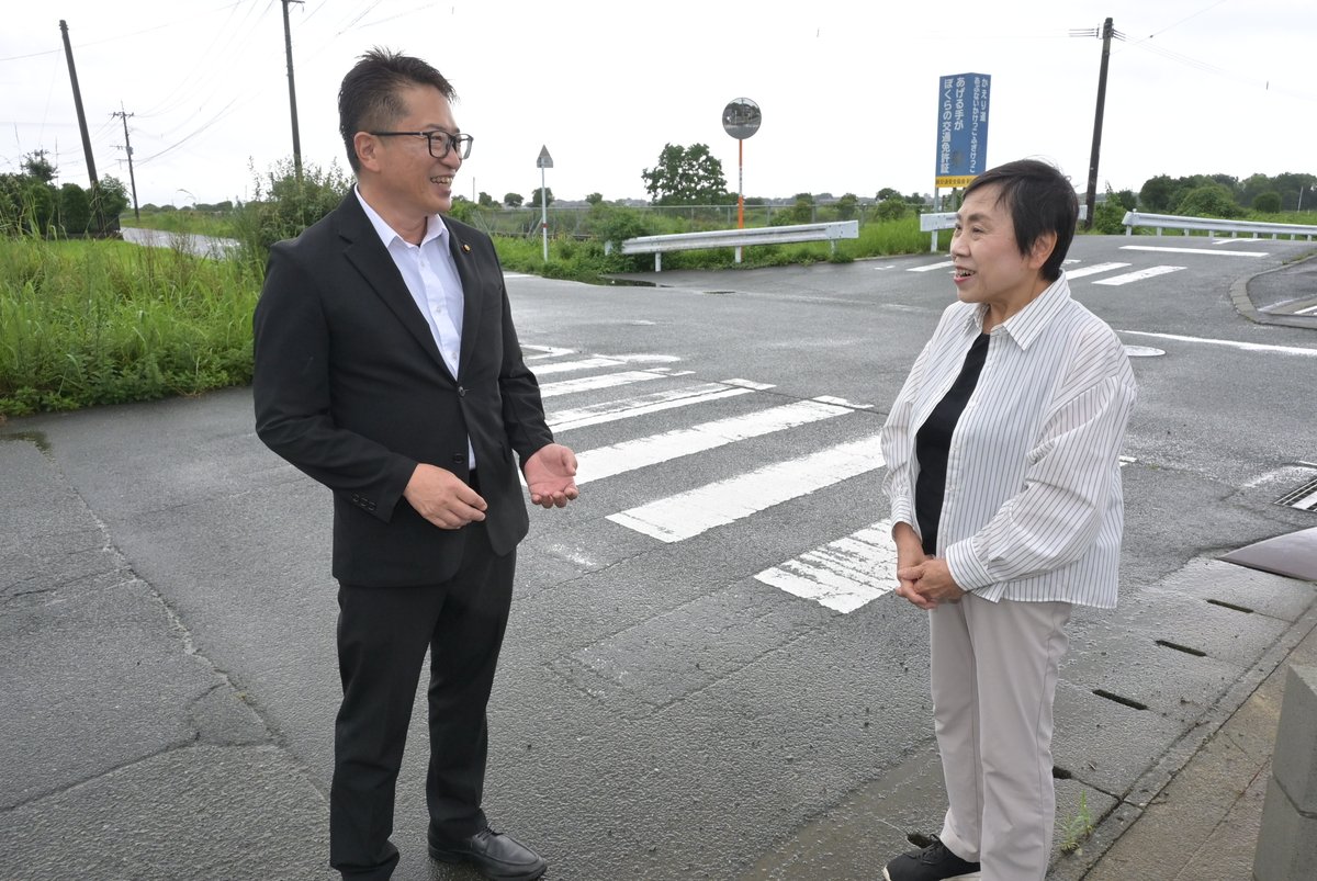 住民と現地を確認する徳村登志郎議員