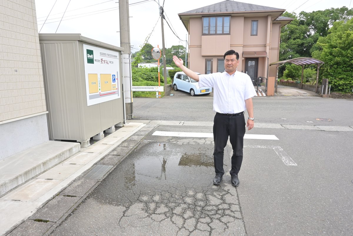 設置されたカーブミラーを示す柳田光芳議員